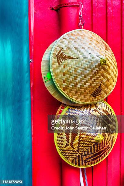 singapore, chinatown, souvenirs - sombrero de fiesta fotografías e imágenes de stock