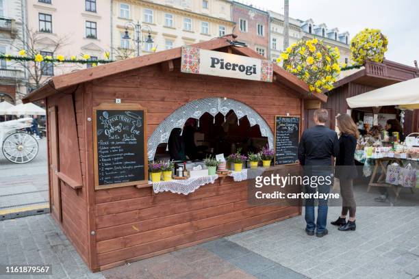 krakau, polen osterfest der karwoche auf dem rynek-gl'wny-stadtplatz - easter market in krakow stock-fotos und bilder
