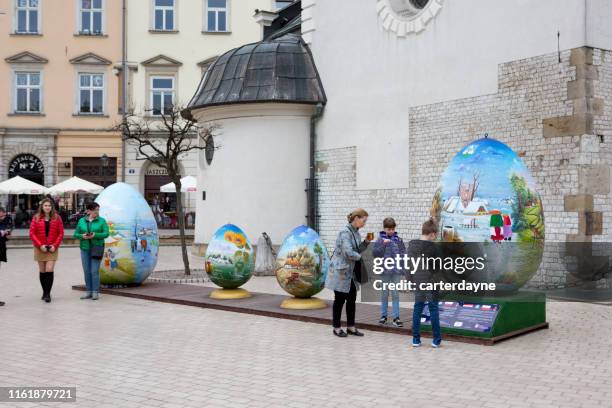 krakau, polen osterfest der karwoche auf dem rynek-gl'wny-stadtplatz - easter market in krakow stock-fotos und bilder