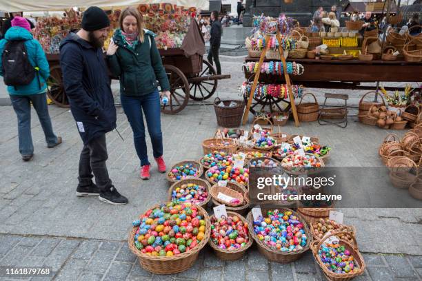 krakau, polen osterfest der karwoche auf dem rynek-gl'wny-stadtplatz - easter market in krakow stock-fotos und bilder