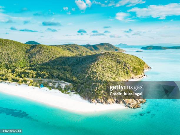 aerial view of a tropical beach headland - whitsundayeilanden stockfoto's en -beelden