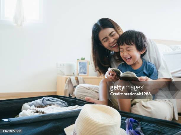 familia que se prepara para el viaje - asia fotografías e imágenes de stock