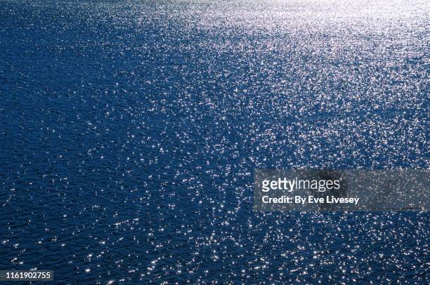 sparkling sea texture - navy - fotografias e filmes do acervo