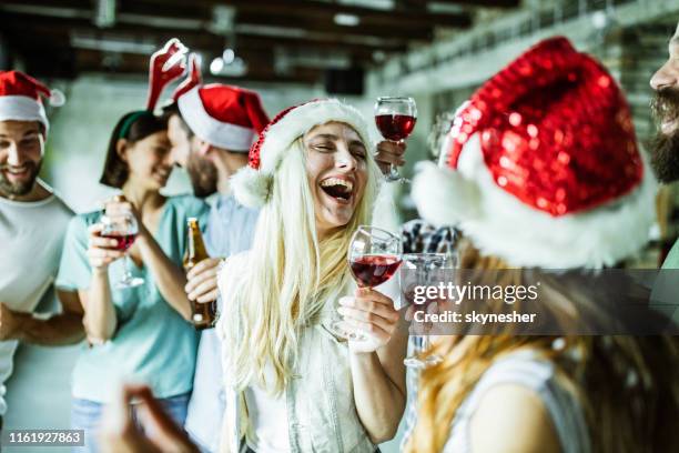 ¡fiesta de año nuevo en la oficina! - christmas party fotografías e imágenes de stock