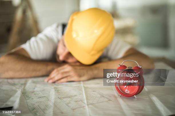 Sleeping Construction Worker Photos et images de collection - Getty Images