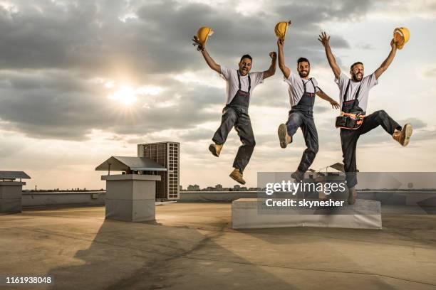 we zijn erin geslaagd om het gebouw af te maken! - in de lucht zwevend man stockfoto's en -beelden