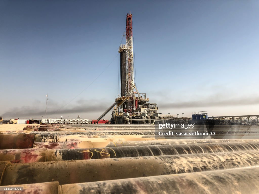 Rig d'huile de fracturation au coucher du soleil