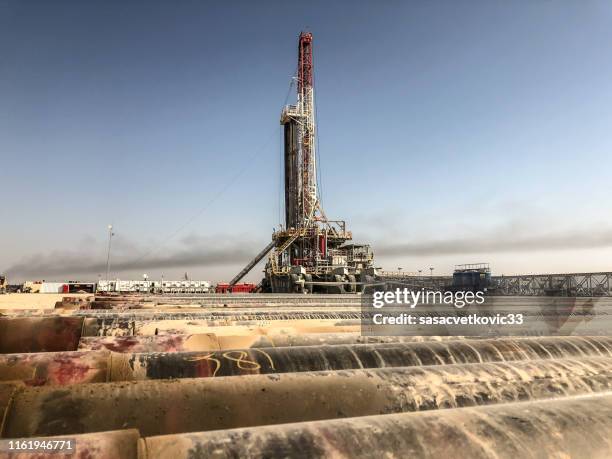 rig d'huile de fracturation au coucher du soleil - derrick photos et images de collection
