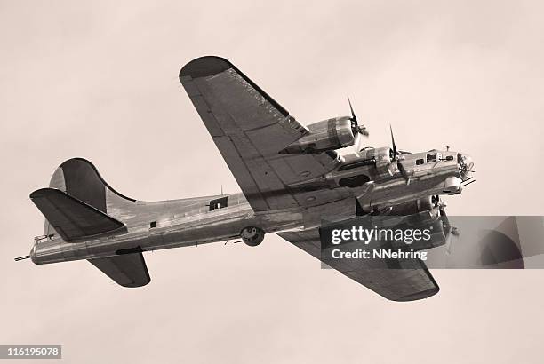 wwii bomber b17 fortress flying - b 17 flying fortress stockfoto's en -beelden