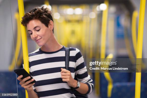 reizen met de metro in stockholm - underground rail stockfoto's en -beelden