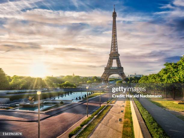 gardens of the trocadero with eiffel tower at sunrise, paris, france - quartier du trocadéro stock pictures, royalty-free photos & images