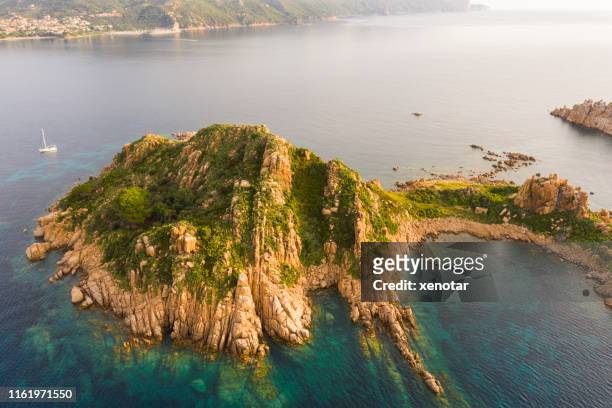 schöne luftaufnahme der sardischen küstenlinie isola dell'ogliastra - cala goloritze stock-fotos und bilder