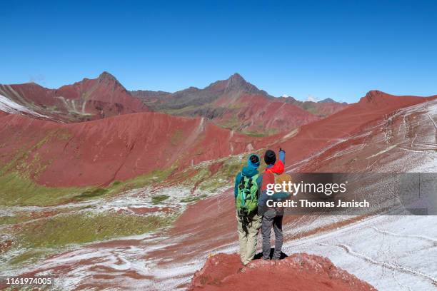 couple looking at the red valley next to rainbow mountain, peru - cuzco fotografías e imágenes de stock