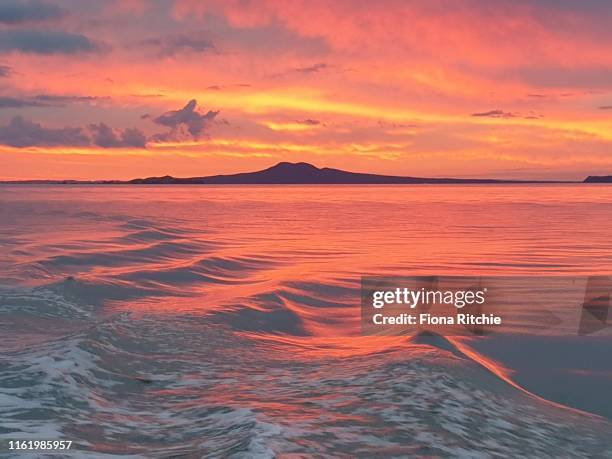 rangitoto island by water sunset - south pacific ocean fotografías e imágenes de stock
