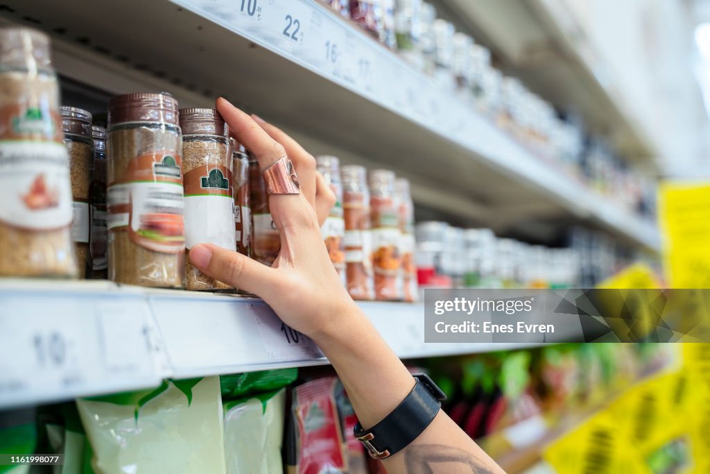 Nahaufnahme der Frau Hand einkaufen im Supermarkt, Pfeffer im Regal pflücken