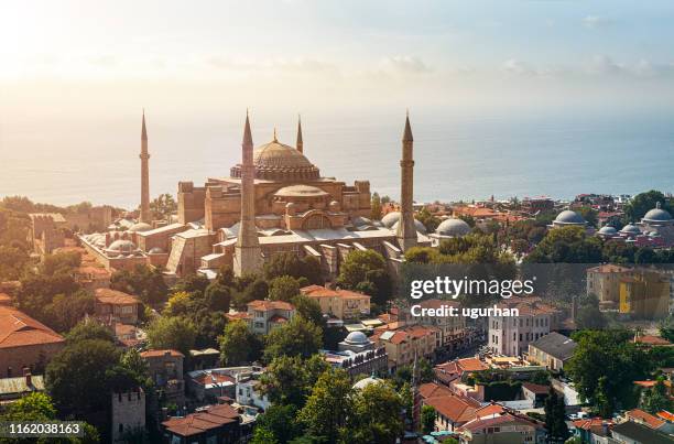 de hagia sophia en de wijk sultan ahmet in istanboel. - hagia sophia stockfoto's en -beelden