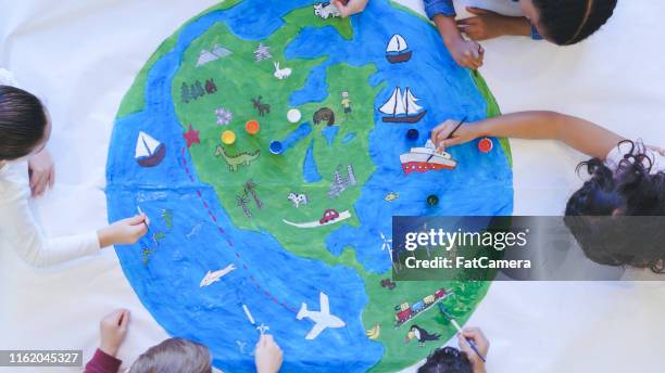 niños pintando murales del mundo - mural fotografías e imágenes de stock