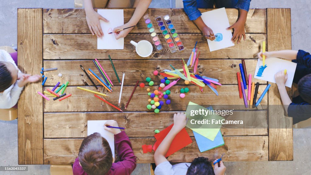 Luftaufnahme von Kindern, die Kunst und Handwerk machen