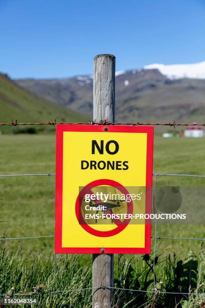 no drone sign - private island stock-fotos und bilder