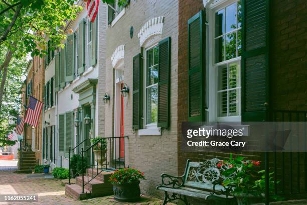 row of townhomes in historic district - alexandria va stock pictures, royalty-free photos & images