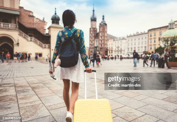 viaggiatore solista a cracovia - cultura nomade foto e immagini stock