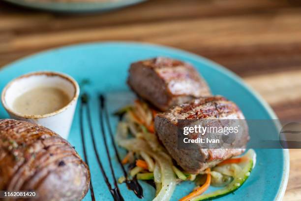 freshly served roasted lamb steak served with grilled potatoes - cultura islandesa fotografías e imágenes de stock