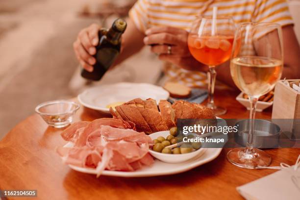man met drankjes en lokale snacks in kroatië - kroatische cultuur stockfoto's en -beelden