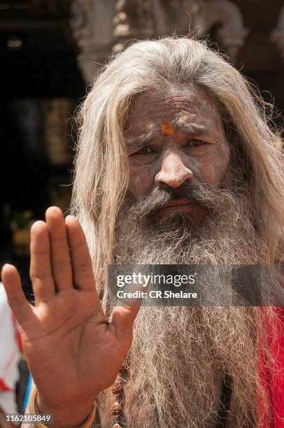 sadhu or pilgrims near temple, rameswaram, india. - pamban rameswaram photos et images de collection