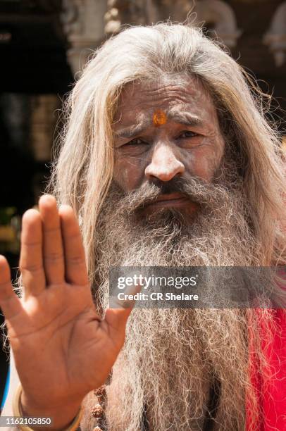 sadhu or pilgrims near temple, rameswaram, india. - pamban rameswaram photos et images de collection