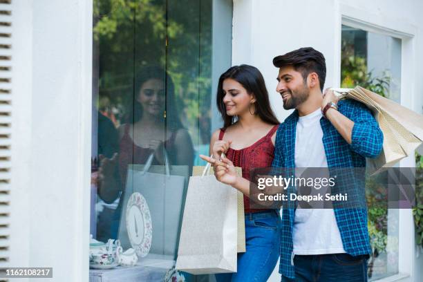 schönes paar einkaufen in der stadt stock foto - couple india stock-fotos und bilder