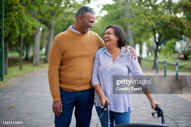 we blijven graag buitenshuis, zelfs met onze kwalen - interracial wife stockfoto's en -beelden