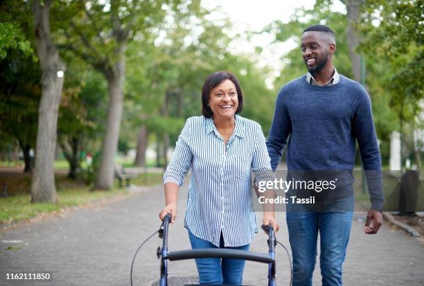 ¡mi terapeuta me ha ayudado a caminar! - asistencia de la comunidad fotografías e imágenes de stock