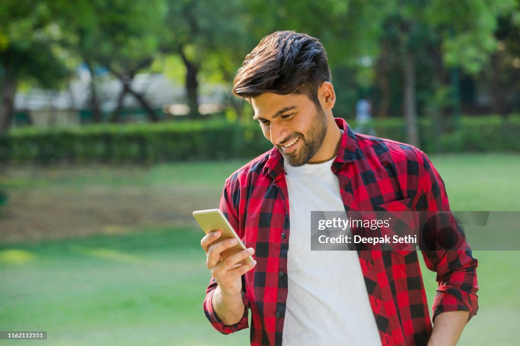 Joven con el teléfono móvil - imágenes de stock