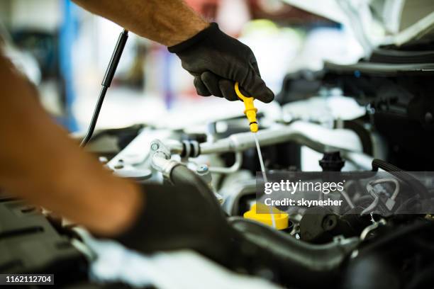 close-up van de auto olie verandering. - motor oil stockfoto's en -beelden