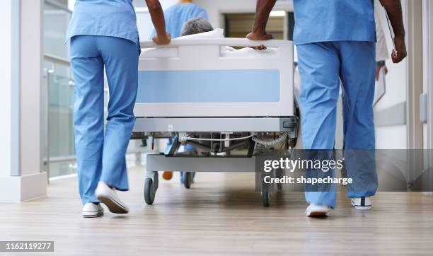 de patiënt voorbereiden op de volgende operatie - hospital gurney stockfoto's en -beelden