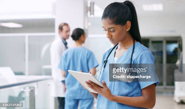 l'assistenza sanitaria è diventata molto più intelligente in questi giorni - infermiera foto e immagini stock