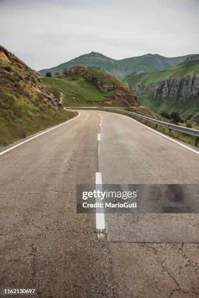 bergweg in cantabrië, spanje - cantabria stockfoto's en -beelden