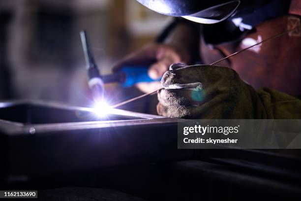 close-up van lasmetaal in een werkplaats. - lasser stockfoto's en -beelden