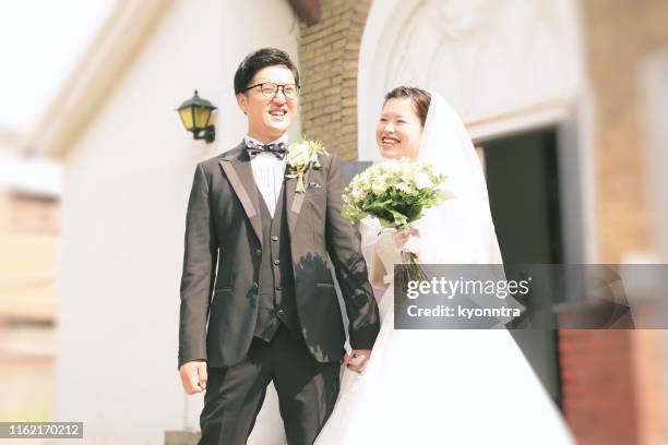 幸せなアジアの新郎新婦 - 結婚式 日本 ストックフォトと画像