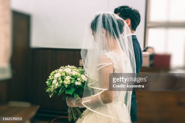 glückliche asiatische braut und bräutigam - wedding ceremony stock-fotos und bilder