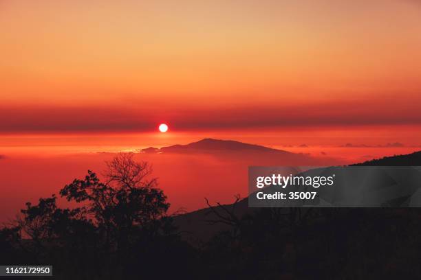 hawaiin sunset over mauna kea and haleakala volcano, hawaii islands - haleakala national park stock pictures, royalty-free photos & images