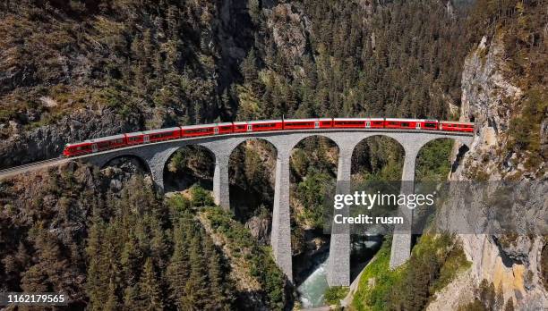 vue aérienne du train sur le célèbre viaduc de landwasser (landwasserviadukt), graubunden, suisse. - landwasser viaduct photos et images de collection