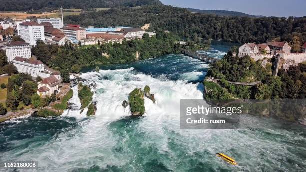 panorama aérien des chutes du rhin, la plus grande chute d'eau en suisse et en europe. - chutes du rhin photos et images de collection
