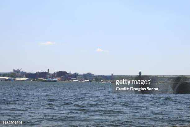 city skyline of erie pennsylvania on the lake erie shore - erie pennsylvania 個照片及圖片檔