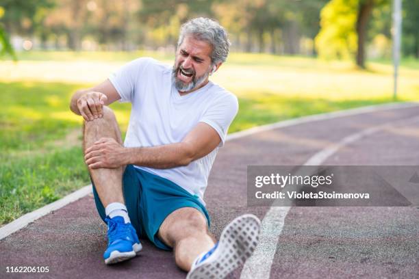 volwassen man runner met kniepijn - knee pain stockfoto's en -beelden