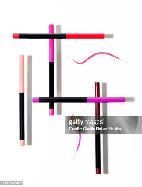 abstract geometric arrangement of multi colored lip liners - konturstift stock-fotos und bilder
