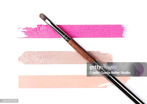 make-up lipstick brush and swatches of color - combinação cor de pele imagens e fotografias de stock
