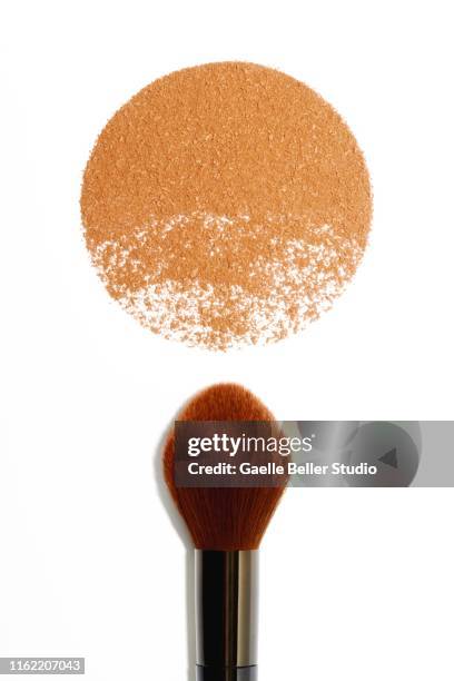 make-up brush and circle of bronzer powder - make up powder stockfoto's en -beelden