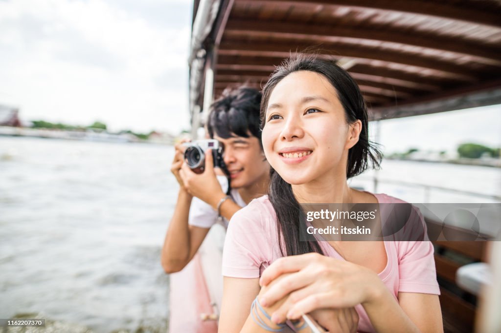 亞洲朋友在曼谷的河流之旅,在阿倫寺旁邊