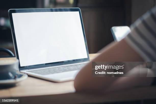 blank screen laptop computer template.notebook screen for application user interface presentation mock up. - presentation template stockfoto's en -beelden